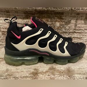 Women’s Nike AirMax Sneakers Size 9.5